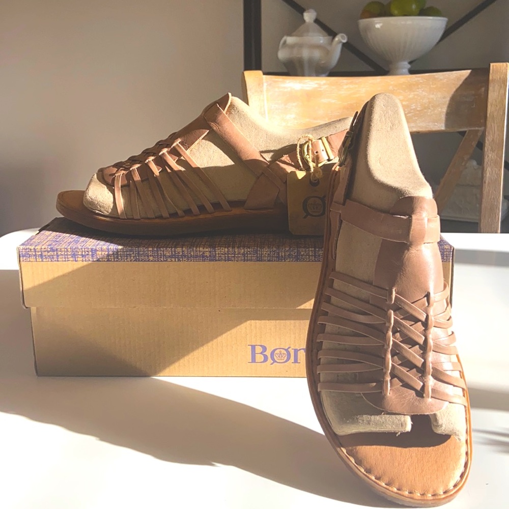 NIB! Women’s BORN tan leather sandals. Size 10